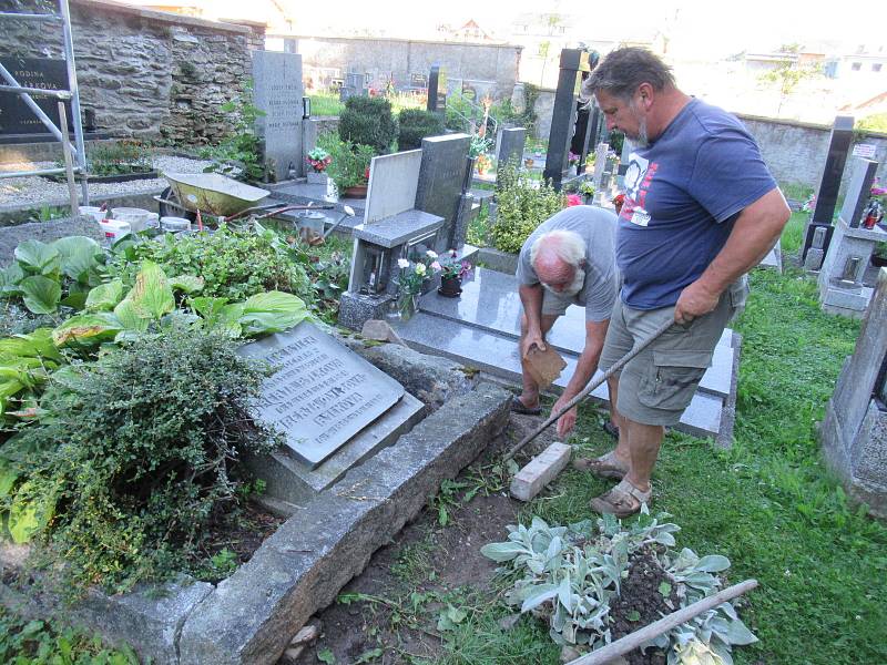 Kopie monumentálního díla Františka Bílka Modlitba nad hroby na chýnovském hřbitově se po 40 letech dočkala renovace.