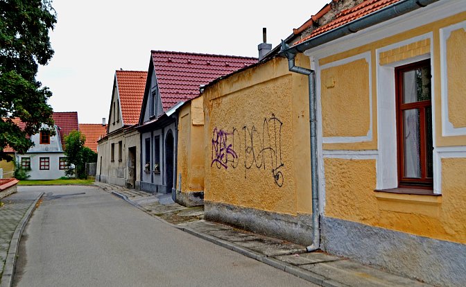 Poničená fasáda v Soběslavi.