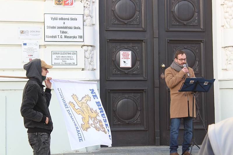 V Táboře v sobotu odpoledne demonstrovali odpůrci roušek a vakcinace. Jedním z řečníků byl i předseda krajně pravicové Národní demokracie Adam B. Bartoš.