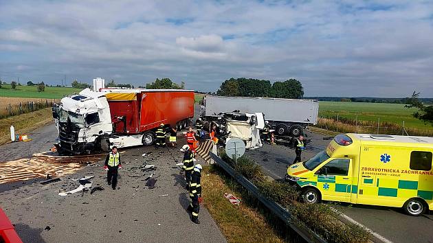 Čelní srážka dvou kamionů na zúžení dálnice D3 u Tábora v pondělí 25. září.
