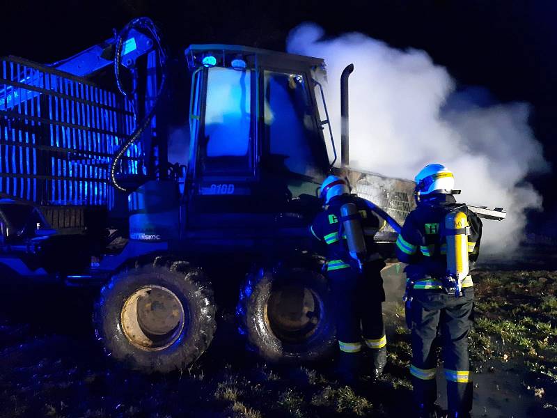V úterý 11. února po 6. hodině ráno hořel traktor v Dlouhé Lhotě. Vyšetřovatel hasičského záchranného sboru vyčíslil škodu na 2 miliony korun.