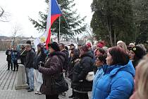 Protestního shromáždění před táborskou nemocnicí se v pondělí 27. listopadu odpoledne zúčastnilo více než padesát lidí.