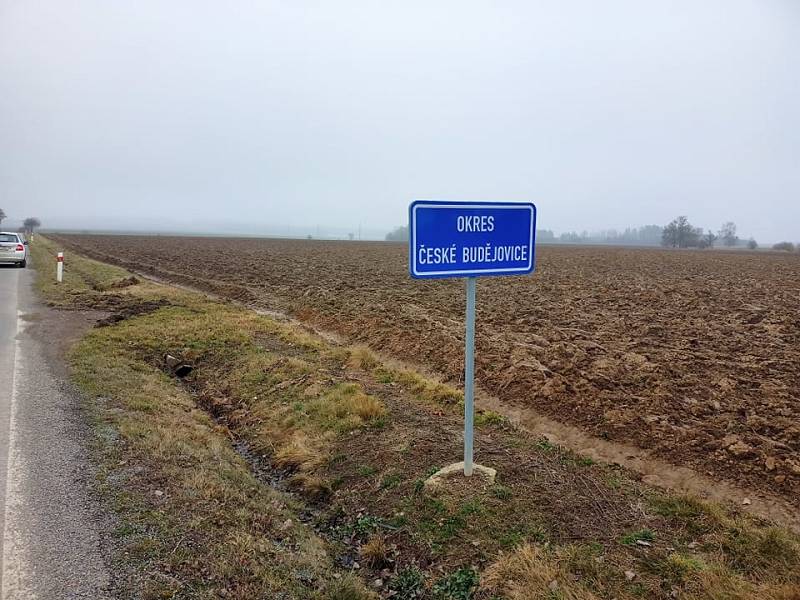 Policejní hlídka na hranicích okresů Tábor a České Budějovice.