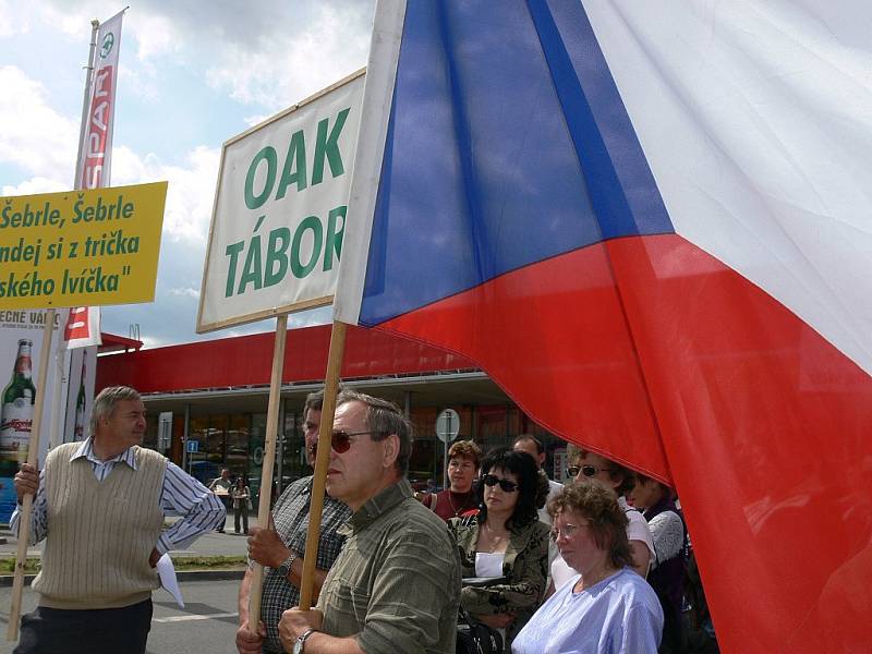 Zemědělce podle jejich slov trápí zmenšující se podíl českých potravin na českém trhu  a obava o budoucnost. Celkem Agrární komora plánuje šest mítinků před prodejnami Interspar