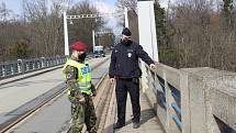 Nebyl čas ztrácet čas, říká policista Tomáš. S vojáky zachránili život sebevraha, který chtěl skočit z bechyňského mostu Duha.