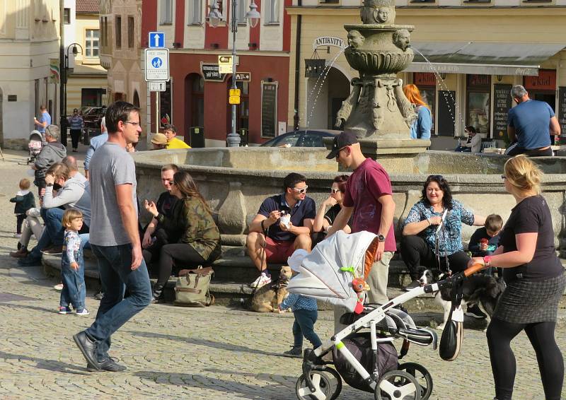 Čarodějnice v Táboře letos zapojily celou rodinu, vyrazily si také na výlet do Lomu. Na Žižkově náměstí na ně v pátek odpoledne čekaly desítky lidí.