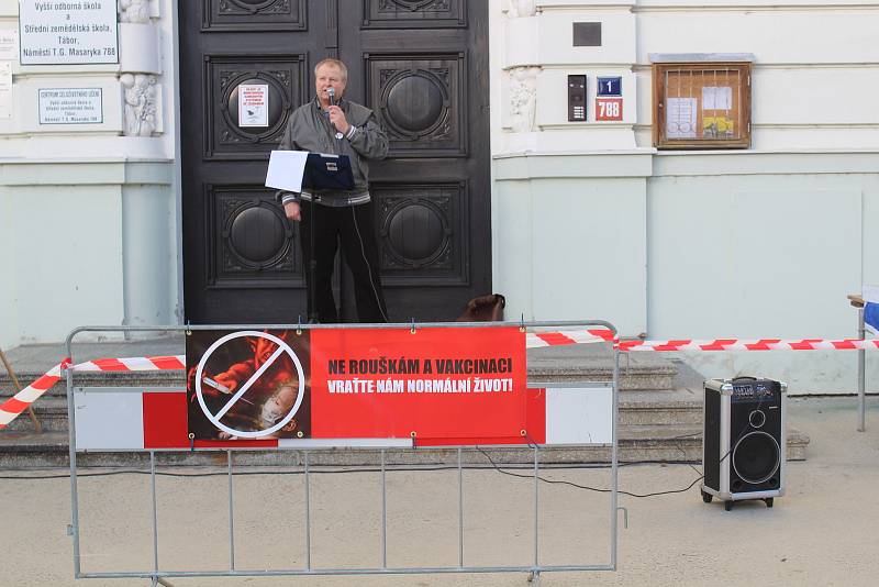 V Táboře v sobotu odpoledne demonstrovali odpůrci roušek a vakcinace. Jedním z řečníků byl i předseda krajně pravicové Národní demokracie Adam B. Bartoš.