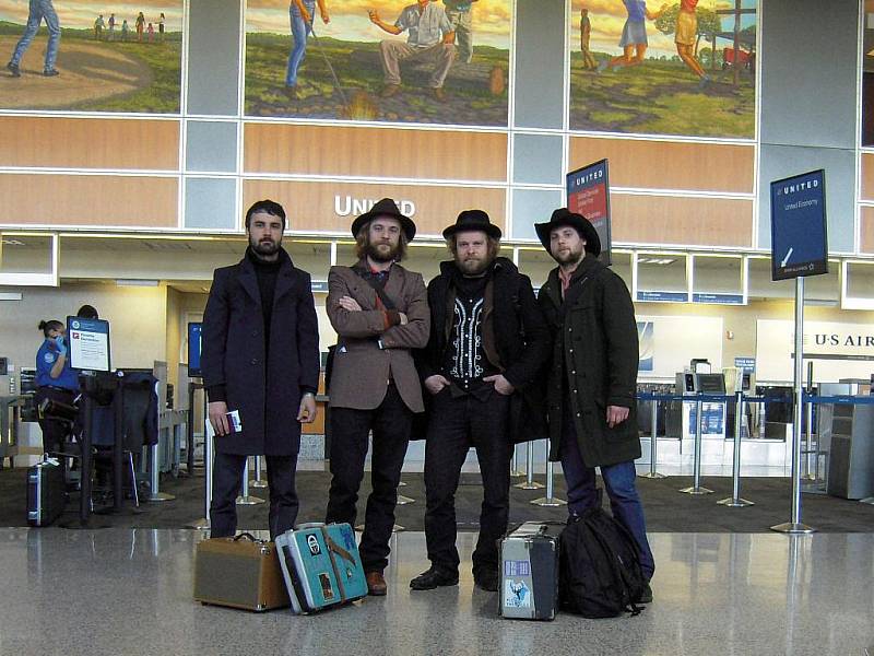 Pražsko-táborská kapela Pleas The Trees, která se vrátila z amerického festivalu South by southwest v Austinu, pokřtí 29. dubna v pražské Malostranské Besedě své nové album Inlakesh.