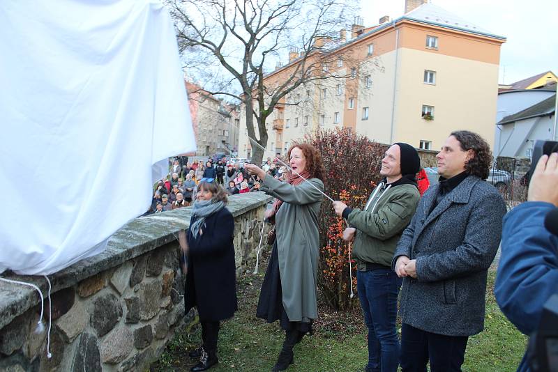 Na odhalení sochy herce Jiřího Hrzána dorazily do Tábora i obě jeho dcery Barbora a Tereza.