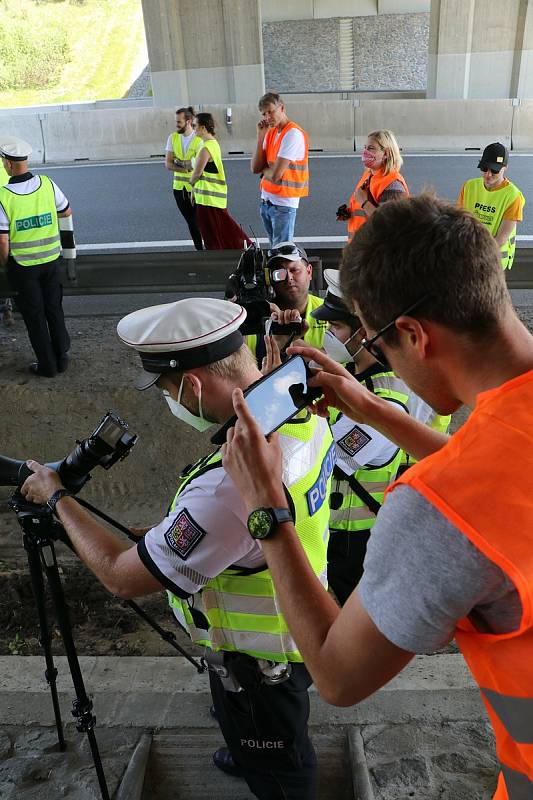 Společná preventivní akce Ředitelství silnic a dálnic (ŘSD), Besip a dopravní policie se uskutečnila na dálnici v Chotovinách.