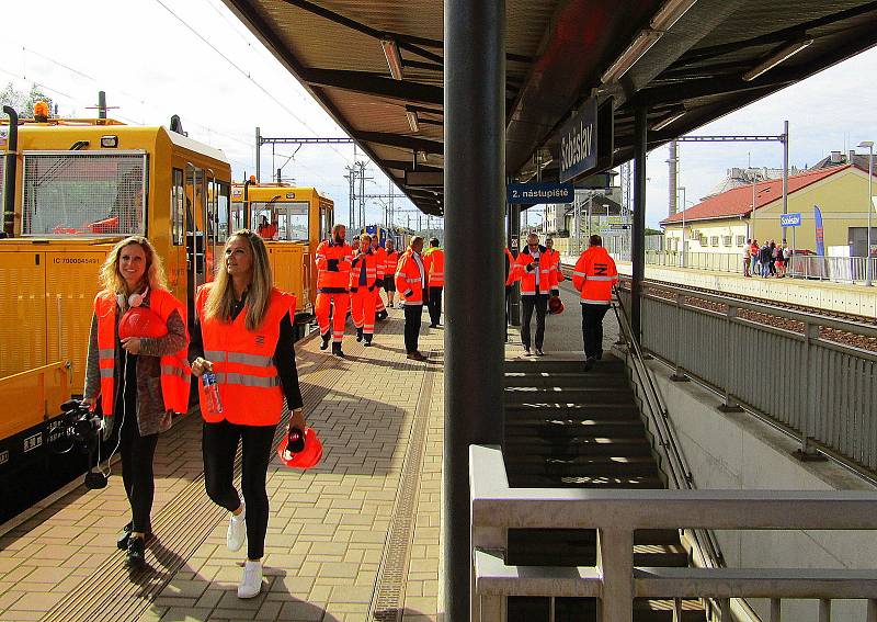 Slavnostní otevírání nové přeložky IV. koridoru v úseku Soběslav a Doubí u Tábora se uskutečnilo v pátek 9. září. Zástupci Správy železnic i zhotovitelů se po trati projeli soupravou motorových univerzálních vozidel MUV 75.