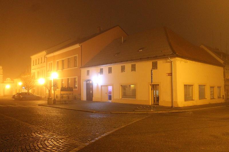 Ulice ve Veselí nad Lužnicí jsou po 21. hodině v době nouzového stavu prázdné.