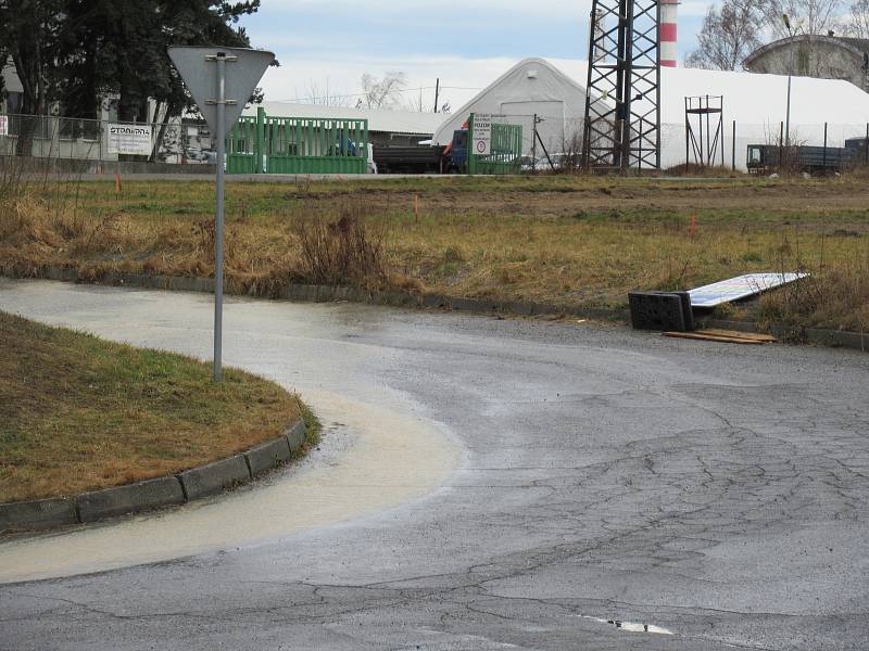 Silný vítr v pondělí 10. února přinesl na Táborsko déšť a zatopil silničářům. Průtrž se strhla po 8. hodině také přímo v Táboře, voda se valila přes silnici v Měšicích, silnice na Turovec je v obou směrech uzavřena. K zemi Sabine poslala i statnou břízu u