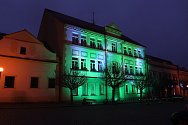 Nasvícení v různých barvách budovy Muzea - kulturní památky Weisův dům.
