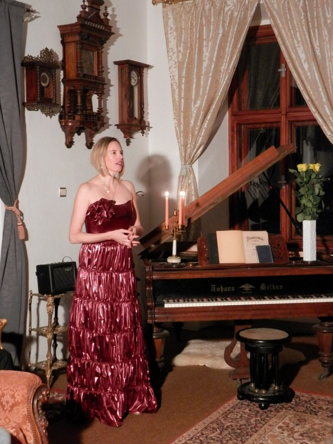 Karolína Bubleová Berková při svém adventním vystoupení na zámku v Brandlíne.
