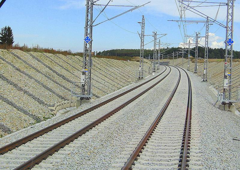 Slavnostní otevírání nové přeložky IV. koridoru v úseku Soběslav a Doubí u Tábora se uskutečnilo v pátek 9. září. Zástupci Správy železnic i zhotovitelů se po trati projeli soupravou motorových univerzálních vozidel MUV 75.