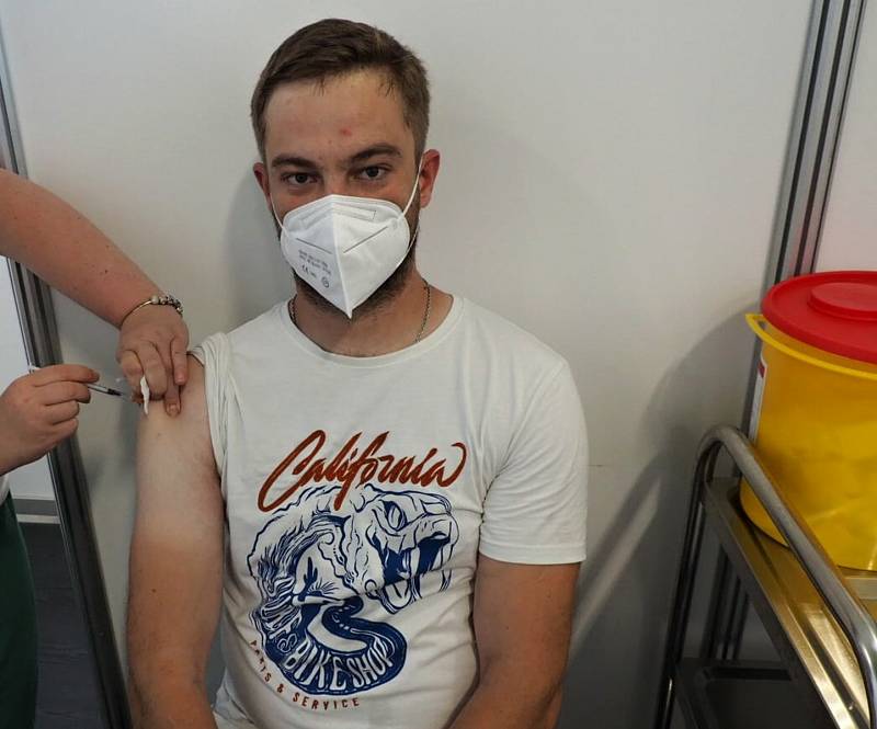 Tábor naočkoval už 70 tisíc vakcín. Jubilejní vakcínu dostal do pravé paže 32letý Michal Pražan z Malšic.