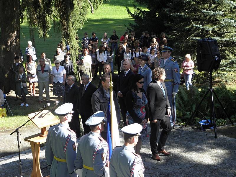 Pietní akt u hrobu prezidenta Beneše v Sezimově Ústí ve čtvrtek 3. září.