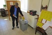 Volby v Chlebově, místní části Soběslavi na Táborsku. Během první hodiny volební místnost v zrekonstruovaném společenském centru v Chlebově navštívili jen čtyři voliči.