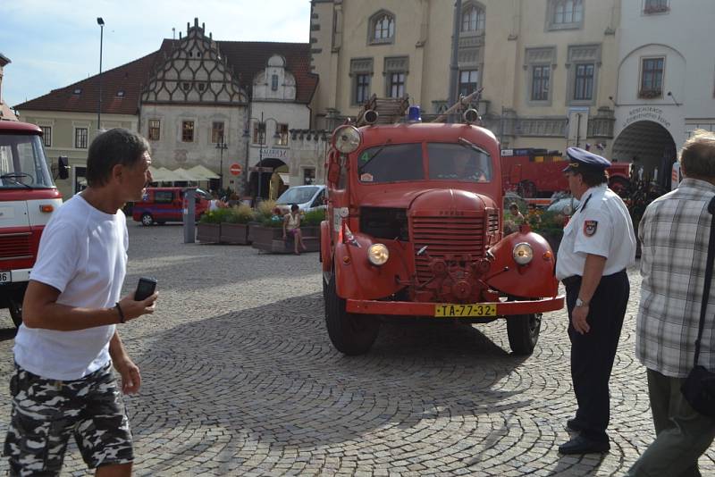 Historická hasičská technika zastavila v sobotu i v Táboře.