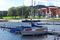 Atraktivní dovolená. Mezi nejvyhledávanější cíle turistů v jižních Čechách patří Lipenská přehrada. Rekreační areál Marina Lipno má svůj vlastní přístav, nabízí půjčení lodí a dokonce i výukové programy. 
