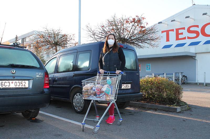 Rozestupy v obchodním domě Tesco ve Veselí nad Lužnicí koordinovala ve středu 18. listopadu pracovnice obchodu hned u vchodu.