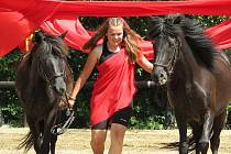 Koňská slavnost v Cunkově na Jistebnicku. Během odpoledne si diváci užili řadu jezdeckých vystoupení a ukázek práce s koňmi. Na závěr vše vyvrcholilo křtem nových čtyřnohých i dvounohých přírůstků stáda.