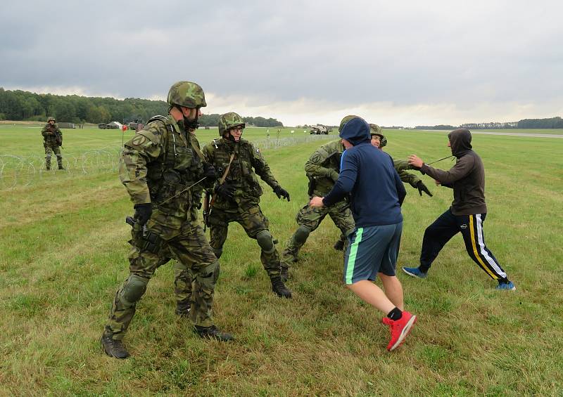 Protiletadlový raketový pluk Strakonice a civilní zálohy cvičily na bechyňské základně vedení boje se vzdušným protivníkem včetně zásahu proti demonstrantům útočícím na jejich techniku.