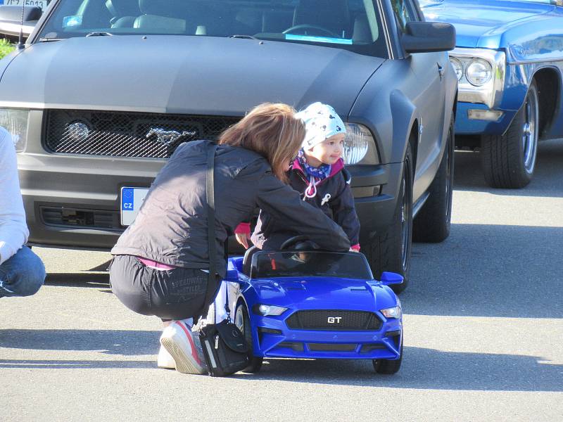 V neděli 13. října z táborského areálu Komora vyjeli účastnici Charitativního srazu mustangů a US Cars na projížďku do Bechyně.