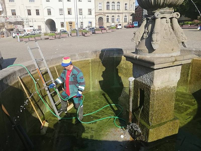 V pondělí 1. června Technické služby čistily kašny v centru Tábora.