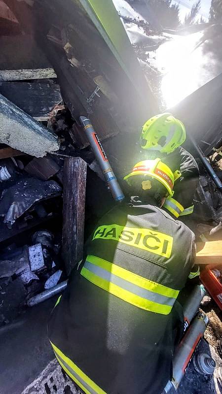Hasiči již dva dny zasahují v Borotíně na Táborsku, kde se zřítila střecha garáže.