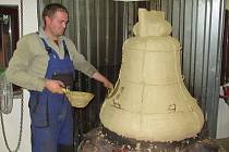 Zvonař Michal Votruba už odlil přes 250 zvonů. Jeden věnoval i své rodné obci.