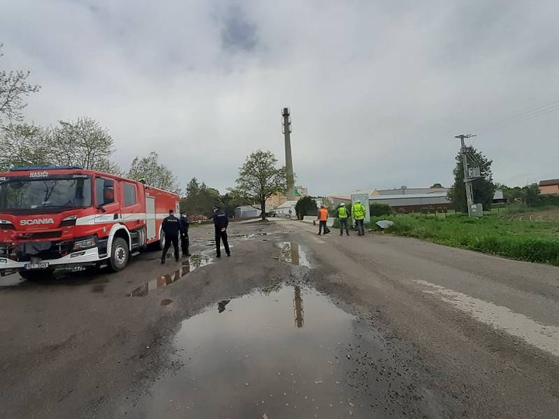 Ráno před detonací. Na 24 hodin zavřeli komunikaci, do komína navrtali 100 vrtů. Kolem 10. ráno už měli nabito 5 kily plastické trhaviny.