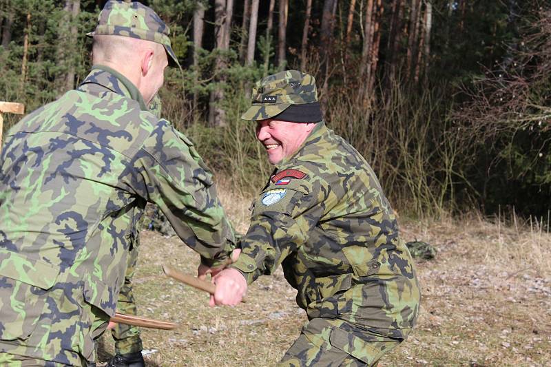 Skupina 18 příslušníků pontonové roty strávila týden v posádce 15. ženijního pluku pod dozorem zkušených instruktorů.