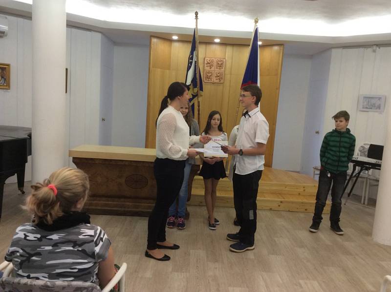 Děti převzaly titul Mladý hrdina na městském úřadě v Plané nad Lužnicí.