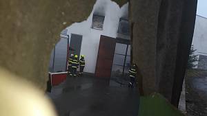 Požár střechy chipsárny v Choustníku