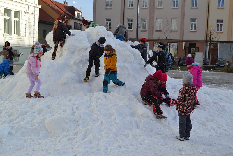 Loni Tábor pořídil dětem sníh na náměstí poprvé.