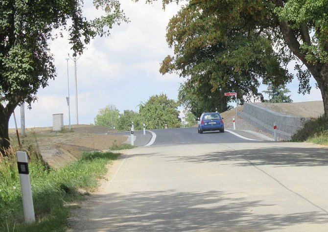 Po tříměsíční celkové uzavírce byla v závěru minulého týdne otevřena Strkovská ulice. Nyní už se řidiči dostanou přímou cestou do Košic, Tučap či Choustníku.