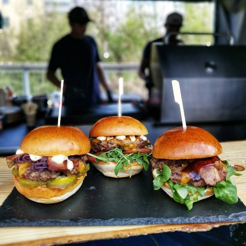 Žižkovo náměstí v Táboře přivítá o víkendu od 22. do 24. července dvacítku burgermakerů a dalších výrobců street foodových specialit. Grilovat se bude od 10 do 21 hodin, v neděli do 20 hodin.