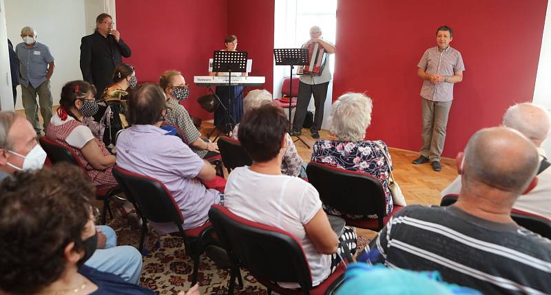 Slavnostní otevření Weisova domu v pátek 16. července se zúčastnila řada významných hostů včetně starosty Víta Rady. O hudební program se postarali manželé Molíkovi.