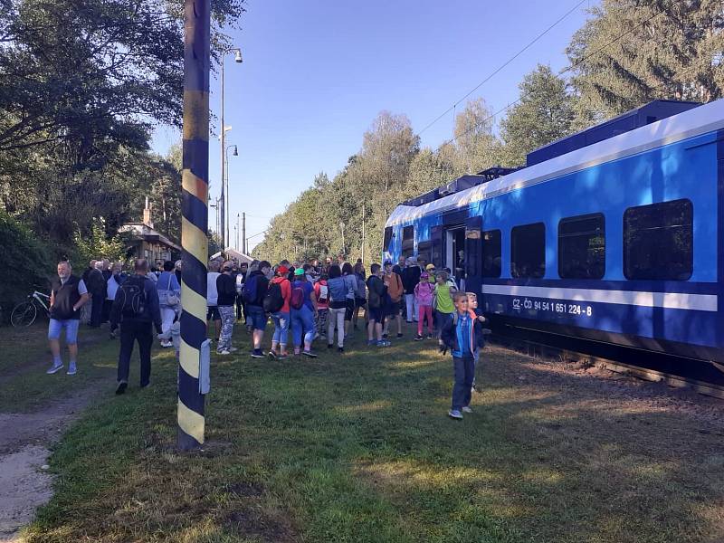 Poslední vlak ve stanici Roudná zastavil na hodinu, loučily se desítky lidí.