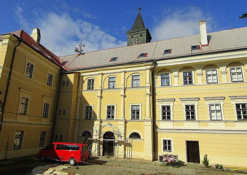 Rekonstrukce dětského domova v Radeníně na Táborsku finišuje, investuje ji zřizovatel Jihočeský kraj.