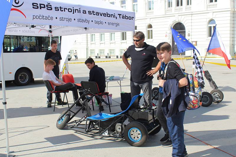 Během pondělního odpoledne mohli návštěvníci táborského náměstí TGM zhlédnout hned několik druhů a prostředků alternativní dopravy.