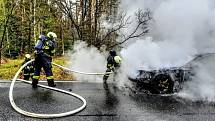 Osobní auto značky BMW v době příjezdu hasičů hořelo v plném rozsahu.