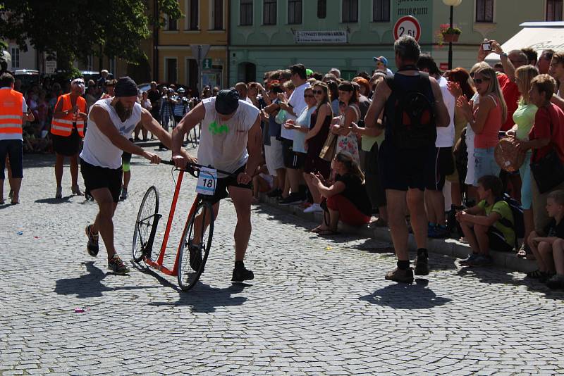 V Bechyni se v sobotu konal 45. ročník závodů koloběžek.