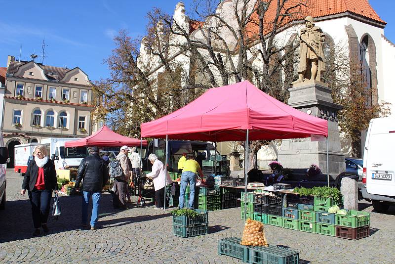 Tradičním farmářským trhům na táborském Žižkově náměstí počasí ve středu přálo.