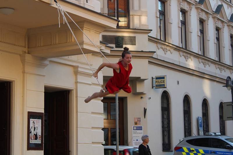 Táborské divadlo zahájilo novou sezonu. Došlo i na akrobacii v podání Elišky Brtrnické.