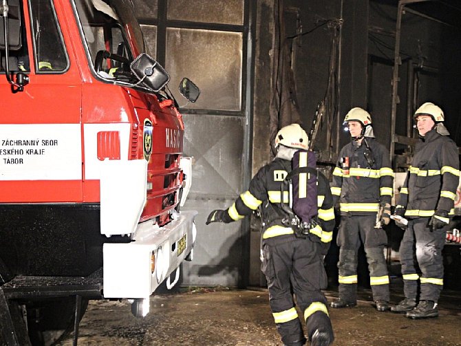 Táborští hasiči u požáru autodílny v Nové Vsi u Chýnova. 