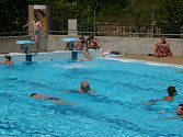 Bazén Táboře láká v parném počasí davy lidí.