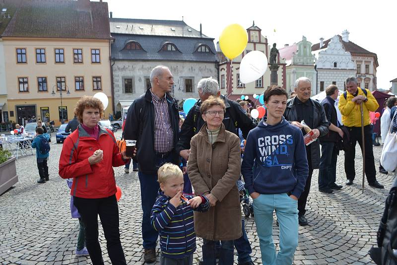 Celodiecézní pouť v sobotu vyvrcholila mariánským průvodem ze Žižkova náměstí starou poutní cestou na Klokoty.